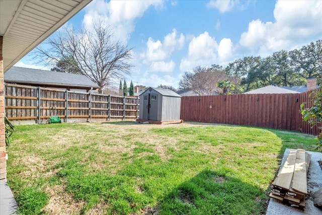 view of yard featuring a shed