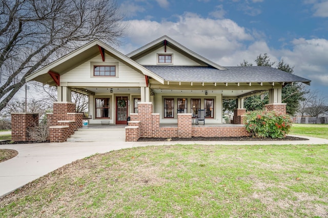 craftsman inspired home with a front lawn and a porch