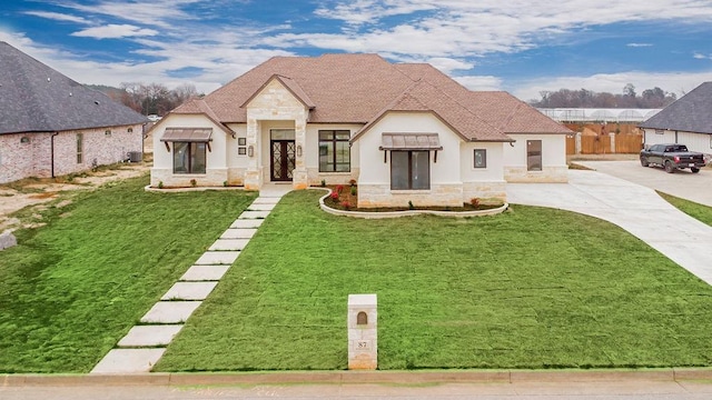 view of front facade with a front lawn