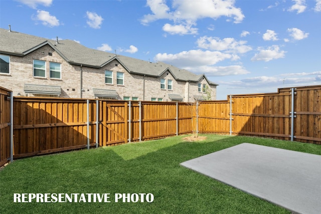 view of yard featuring a patio area