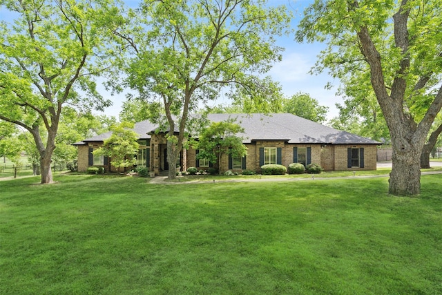 single story home featuring a front yard