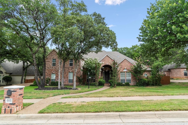 view of front of house featuring a front lawn