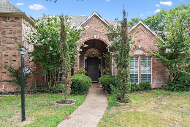 view of front facade with a front yard