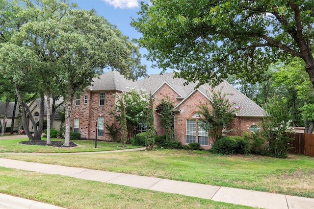 view of front facade with a front lawn