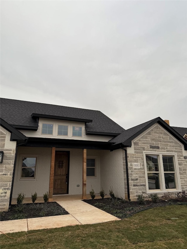 view of front of home featuring a front lawn