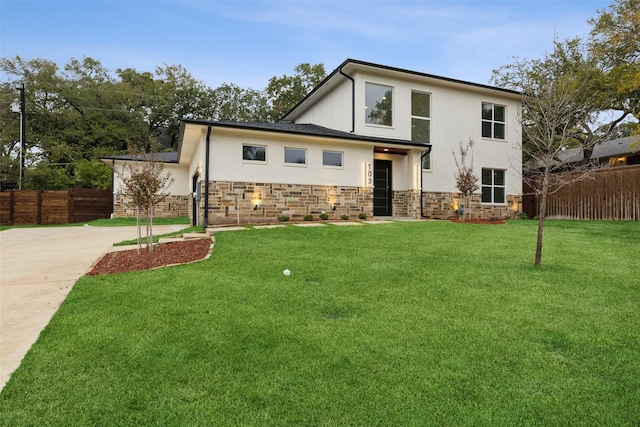 view of front of home featuring a front lawn