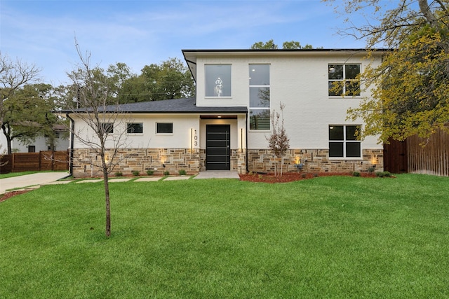 view of front of house featuring a front lawn