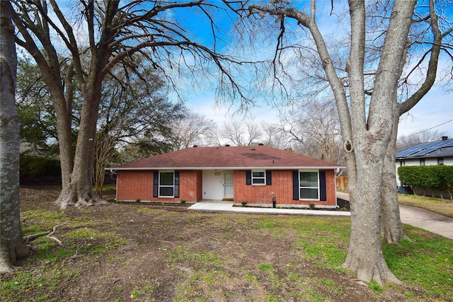 ranch-style house featuring a front yard