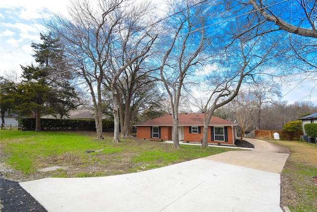 ranch-style house featuring a front lawn