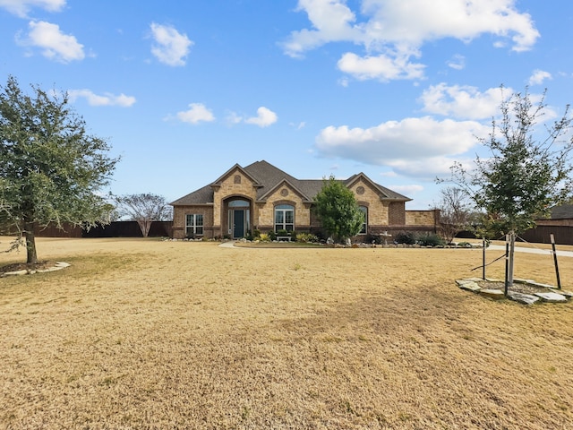 view of front of property featuring a front lawn