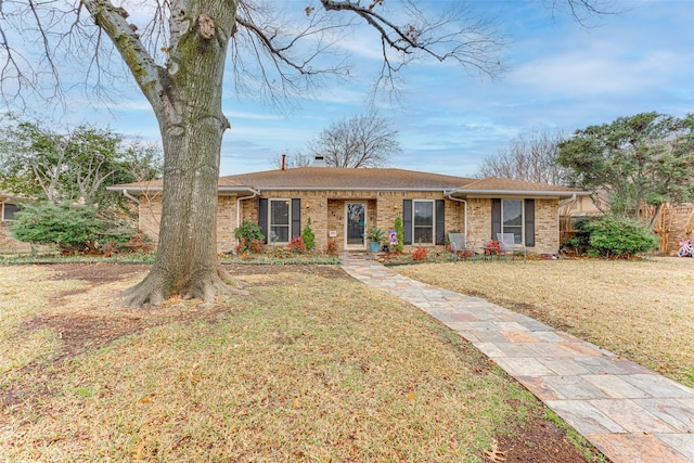 single story home featuring a front lawn