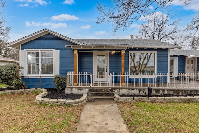 view of front of property featuring a front yard and a porch