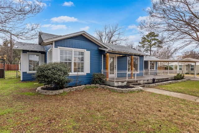 view of front of property featuring a front yard