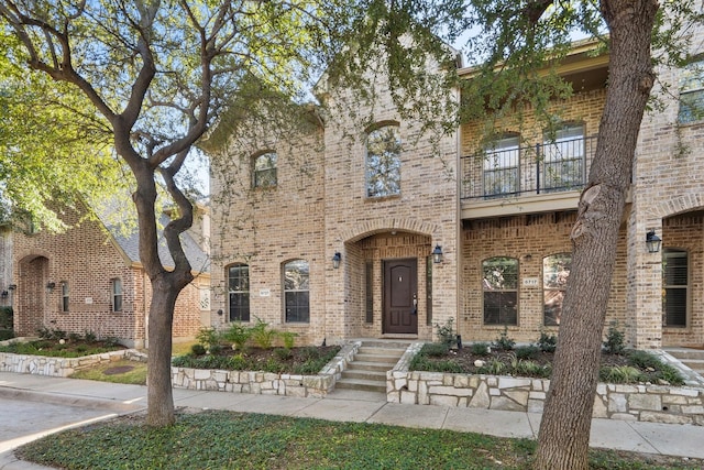 view of front of home featuring a balcony