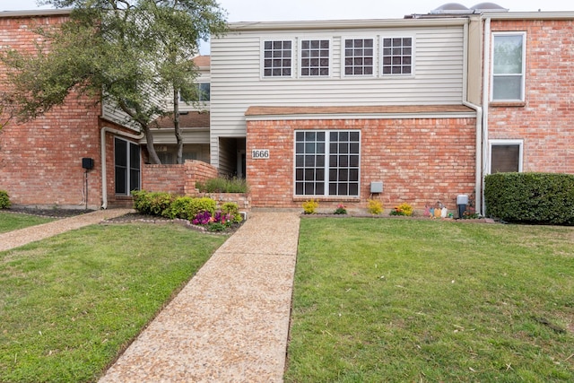 view of front of property featuring a front yard