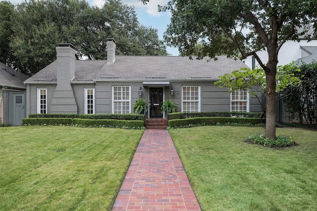 view of front facade featuring a front lawn