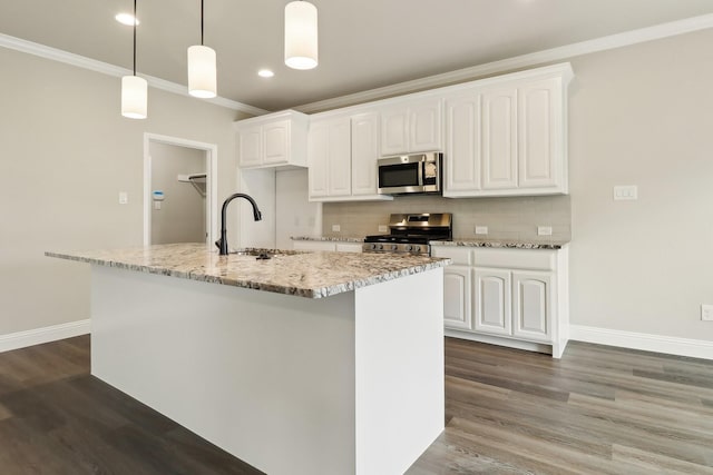 212 Navajo Trl, Alvarado, TX 76009 - kitchen with crown molding, baseboards, dark wood-style floors, white cabinetry, and stainless steel appliances