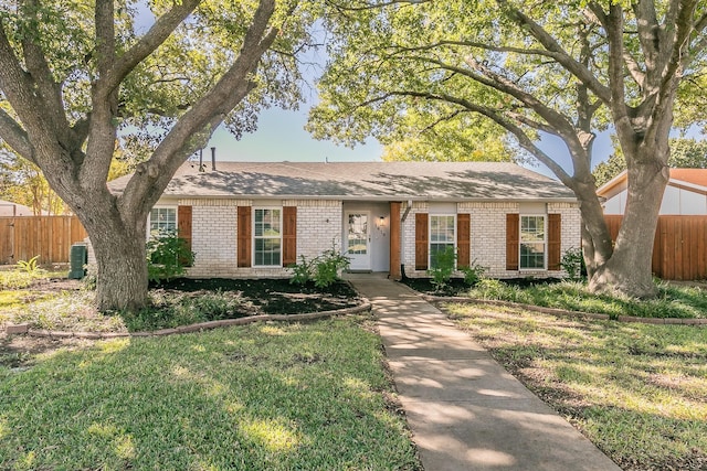 ranch-style house featuring a front yard