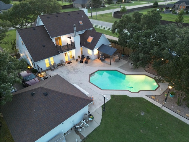 view of swimming pool with a patio and a lawn