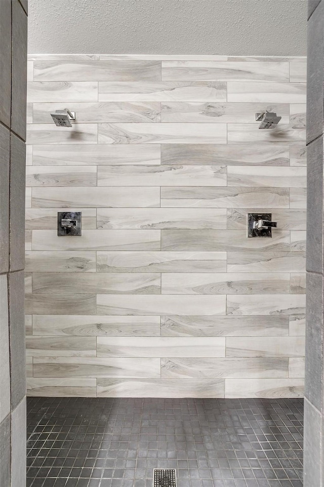 bathroom featuring a tile shower