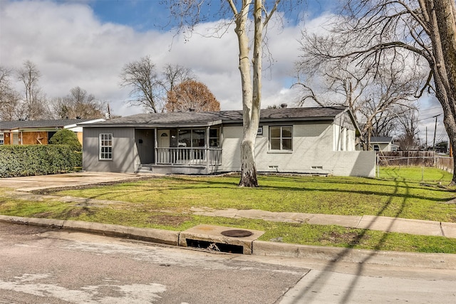 view of front of property featuring covered porch and a front yard