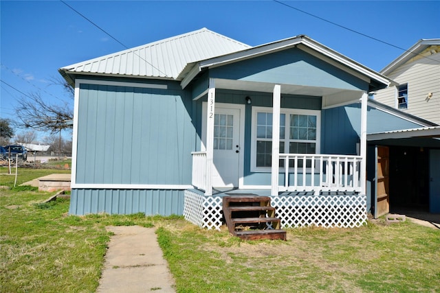 view of front of home featuring a front yard and a porch