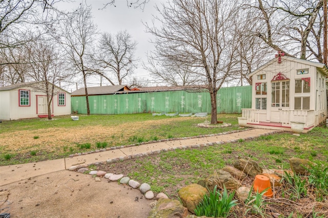 view of yard featuring an outdoor structure