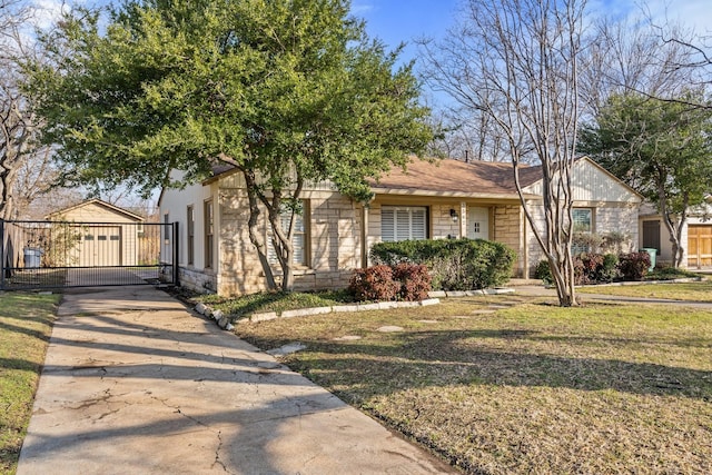 view of front of home featuring a front yard