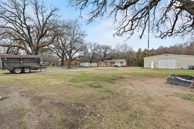 view of yard featuring an outdoor structure