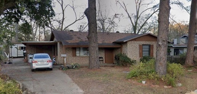 ranch-style house with driveway