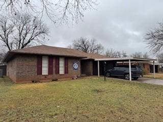 view of front of home featuring a carport and a front lawn