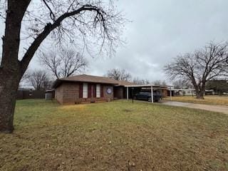 view of front of home featuring a carport and a front lawn