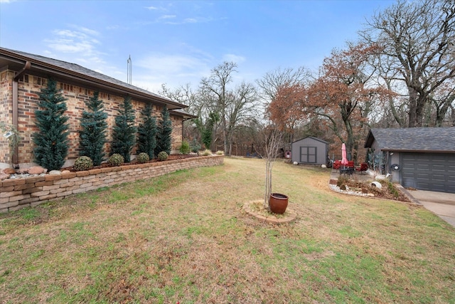 view of yard featuring a storage unit