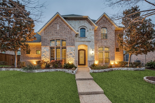 view of front of property featuring a lawn