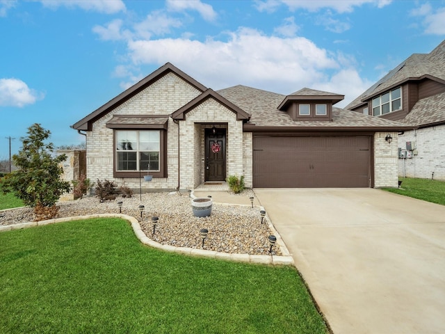 view of front facade featuring a garage and a front yard