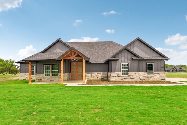 view of front facade with a front lawn