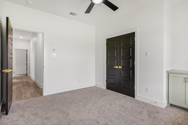 unfurnished room with light carpet and ceiling fan