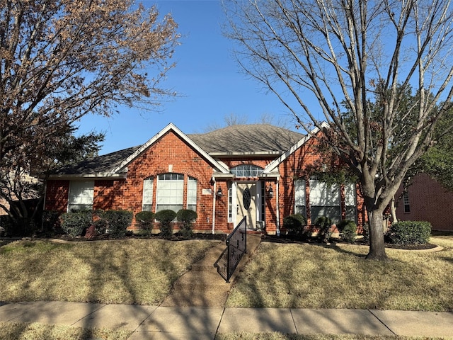 view of front facade featuring a front lawn