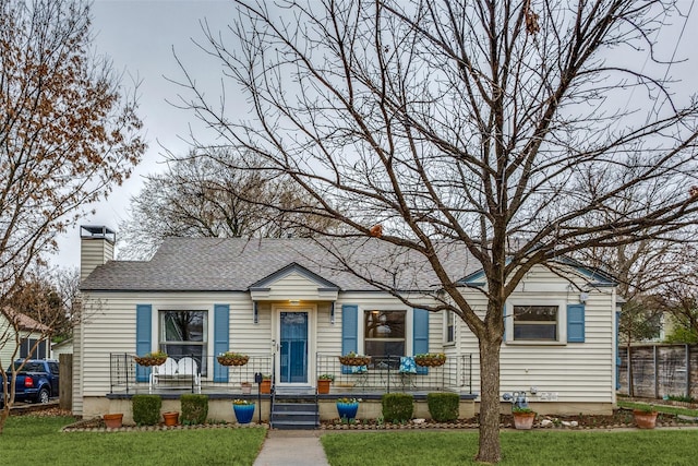 view of front facade featuring a front lawn