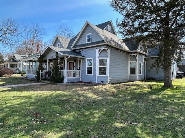 view of front of property featuring a front yard and a porch