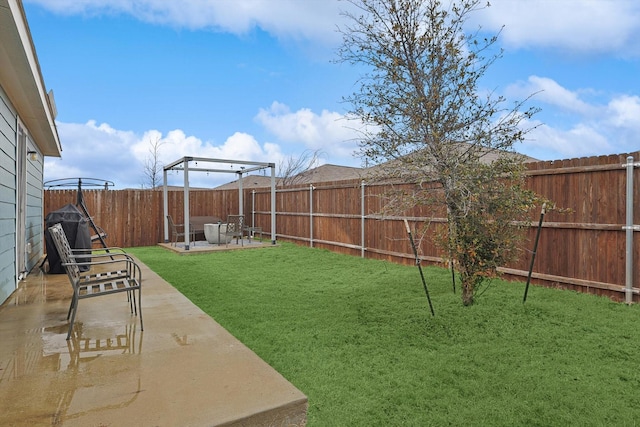 view of yard with a patio area