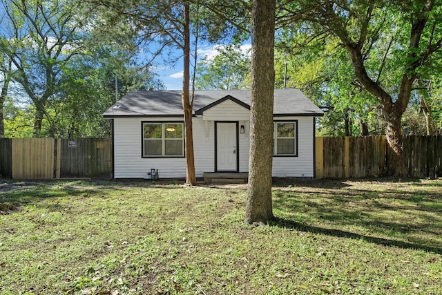 view of front facade featuring a front lawn