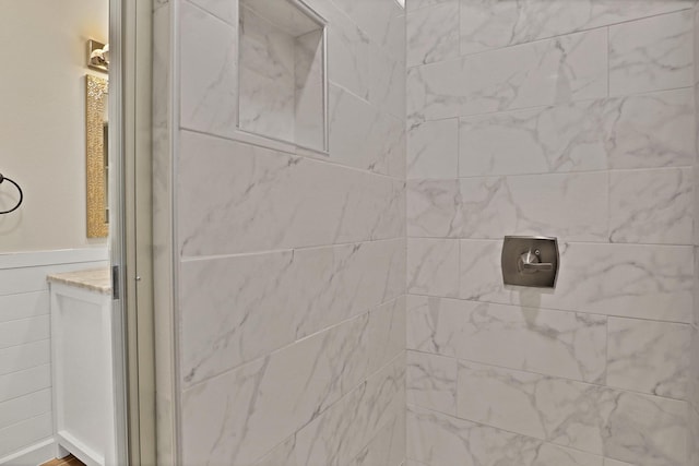 bathroom featuring tiled shower