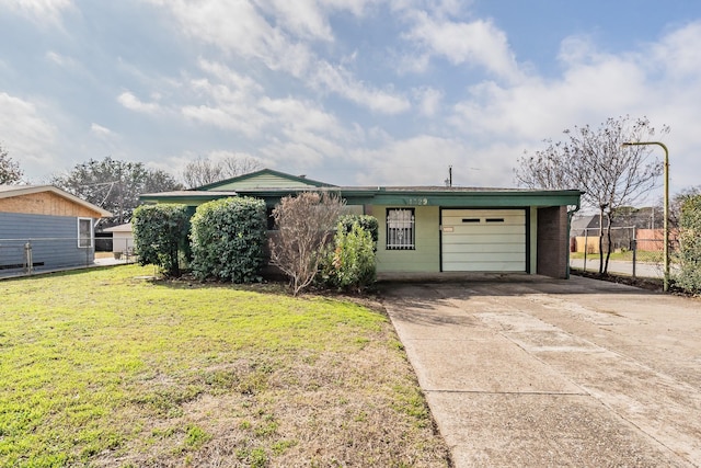 view of front facade featuring a garage and a front yard