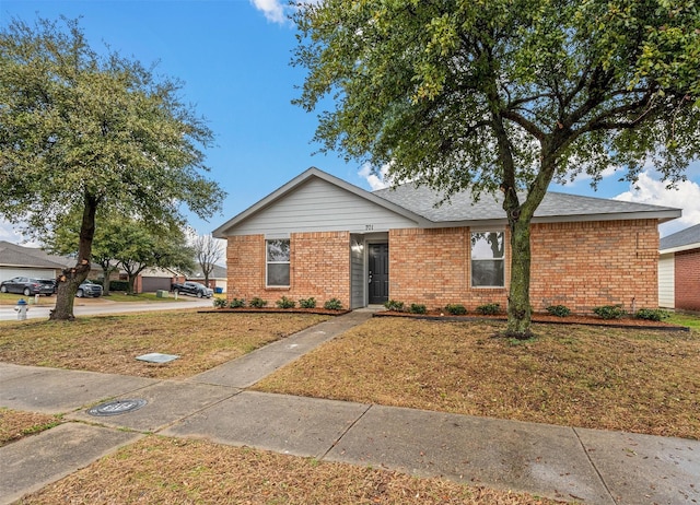 single story home with a front lawn