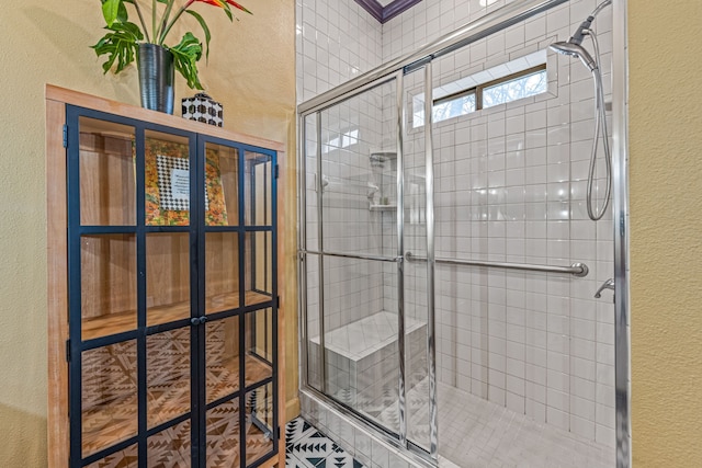 bathroom featuring a tile shower