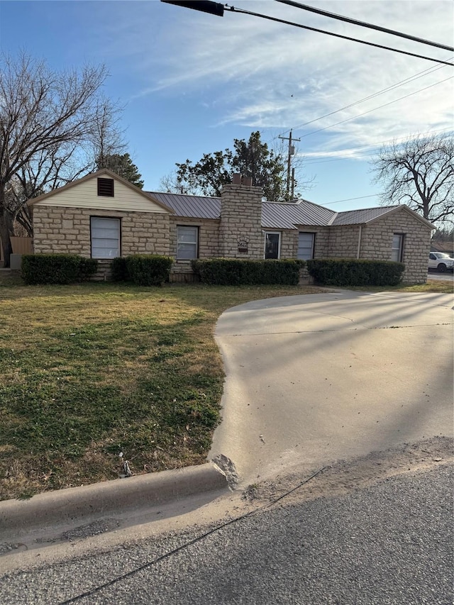 single story home featuring a front yard