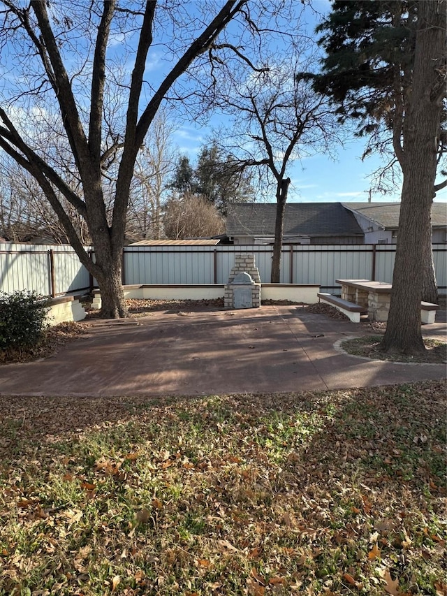 view of yard featuring a patio