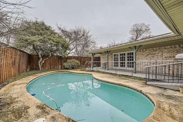 view of swimming pool