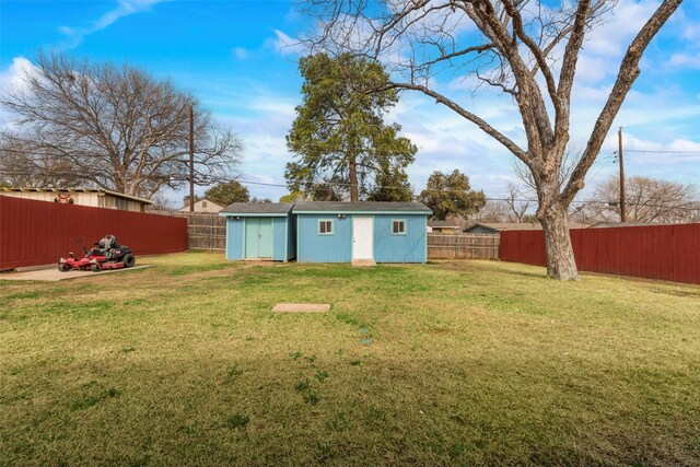 view of yard featuring a shed